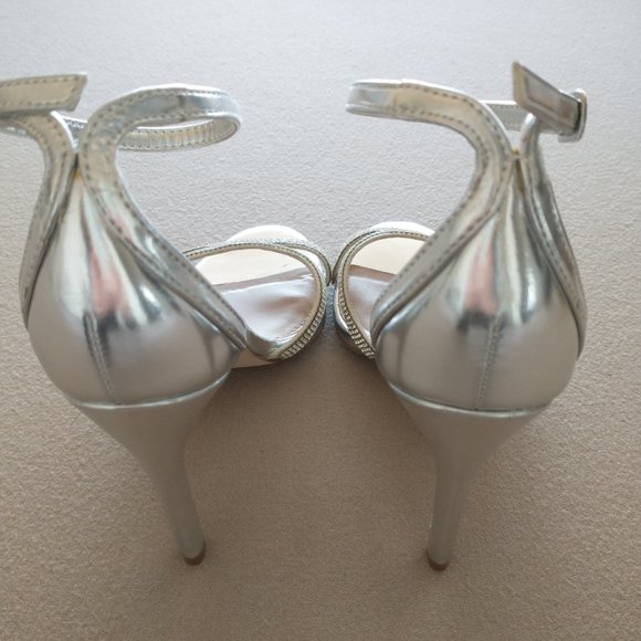 Steve Madden size 7.5 silver metallic stiletto heels with rhinestones - Picture 3 of 10